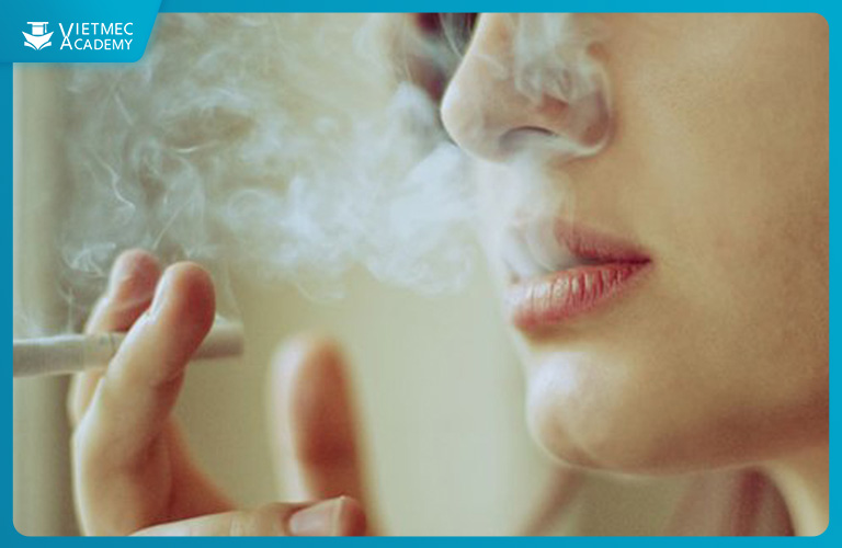 Viêm da cơ địa có thể hình thành do thói quen hút thuốc lá
