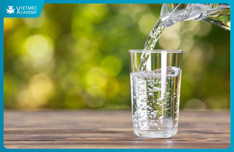 Uống đủ 2 - 3 lít nước mỗi ngày để giúp da tăng cường sức đề kháng